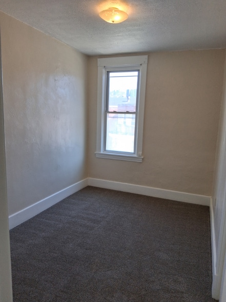 Building Photo - 433 Maplewood Ave