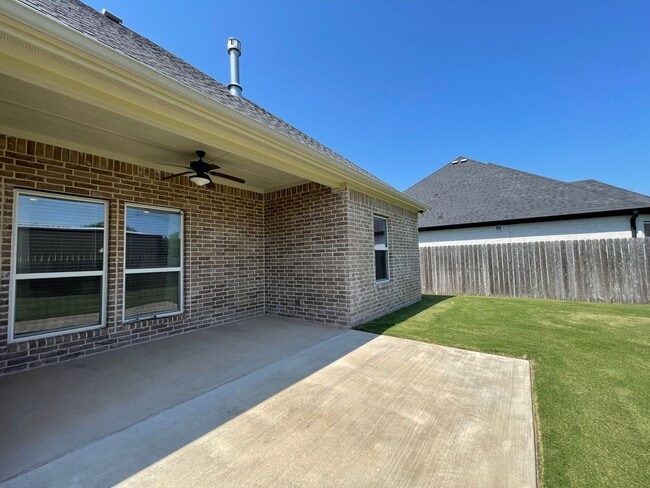 Building Photo - AVAILABLE NOW 3 BEDROOM 2 BATH WITH OFFICE...
