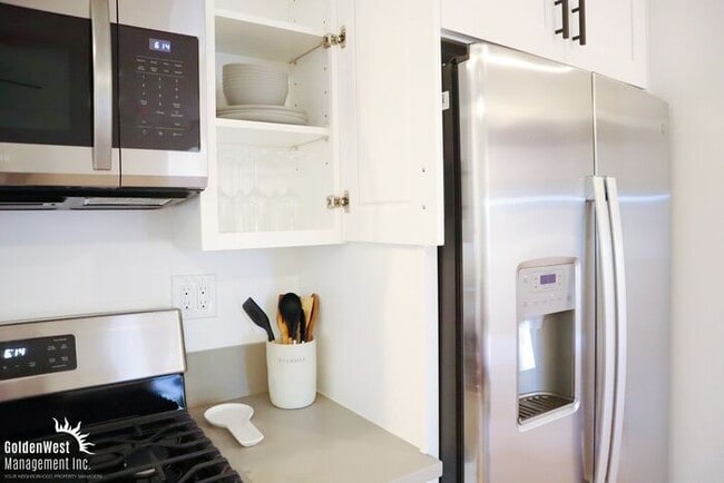 Building Photo - Remodeled 2Bdm 2Ba Unfurnished Downstairs ...