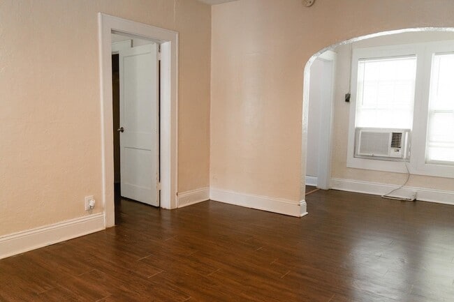 Building Photo - 515 N Monroe St