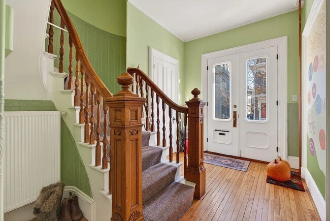Building Photo - Beautiful First-Floor Condo in Portland’s West End