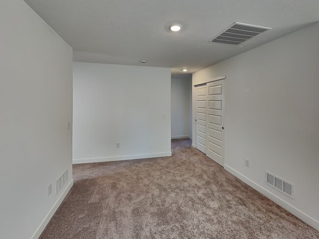 Building Photo - 748 Felix Dr