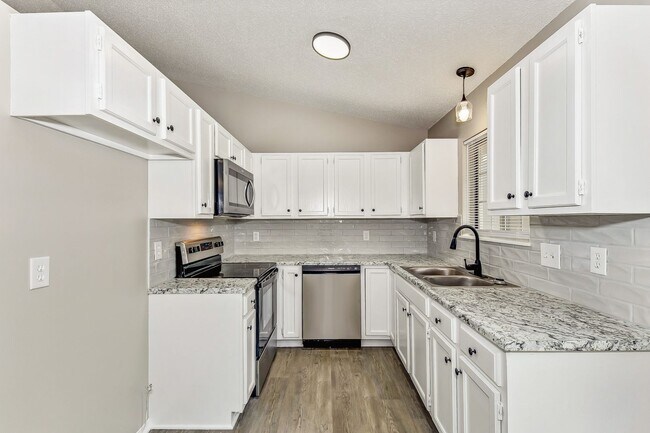 Building Photo - WEST Side Duplex for rent! Spacious 3 bed/2 bath duplex for rent! Move In Special- 1/2 off 2nd mo...