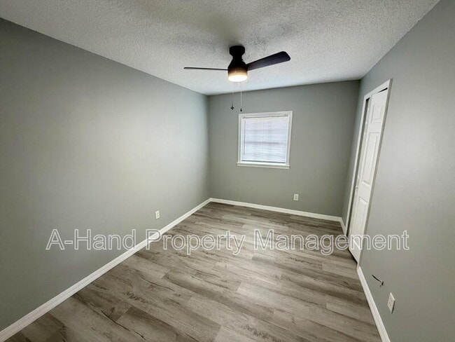 Building Photo - 558 E Desoto St