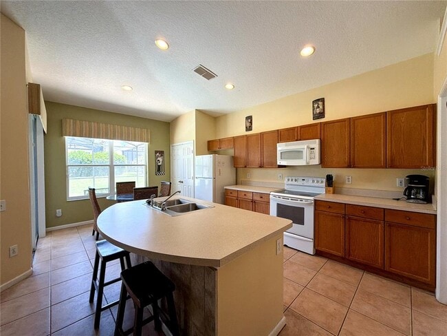 Building Photo - 8127 Fan Palm Way