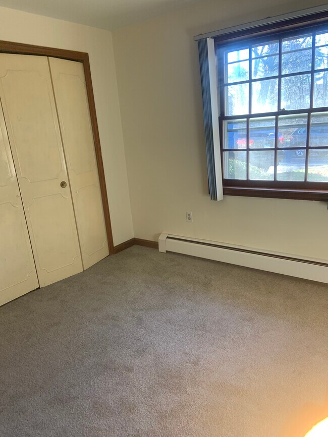 Building Photo - 1166 Middle Tpke W