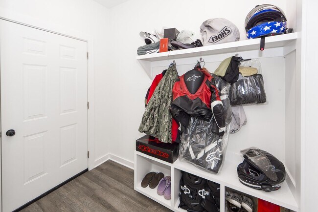 Building Photo - 4 Bedroom 3 Bath Home in Windsor Hill - North Charleston