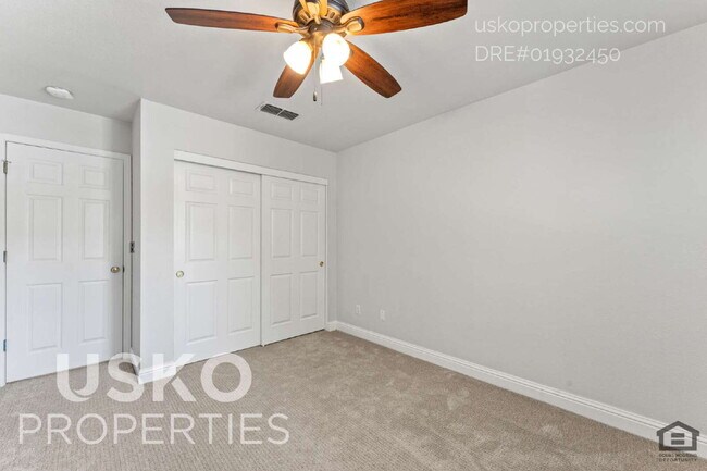 Building Photo - "Spacious 4-Bedroom Retreat with 2.5 Baths...