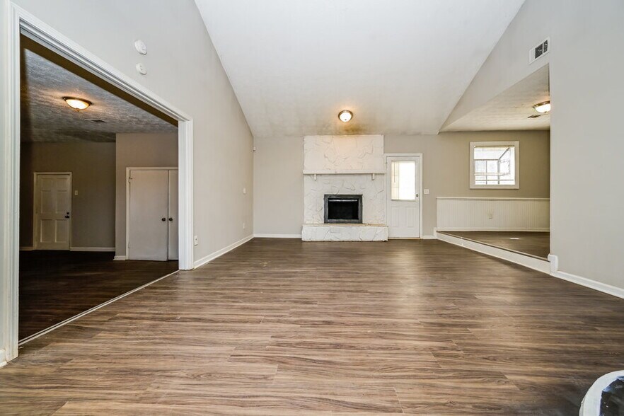 Building Photo - 3835 Charlotte Dr