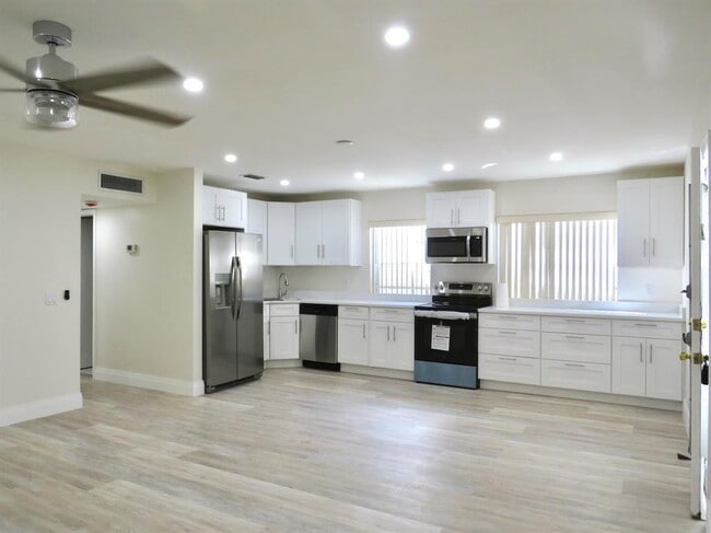 Building Photo - 557 Burgundy L