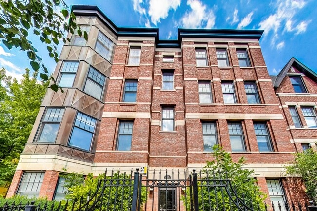 Building Photo - Available August 1st - 3 Bedroom in Wicker Park