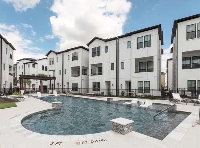 Building Photo - 2802 Grand Fountains Dr