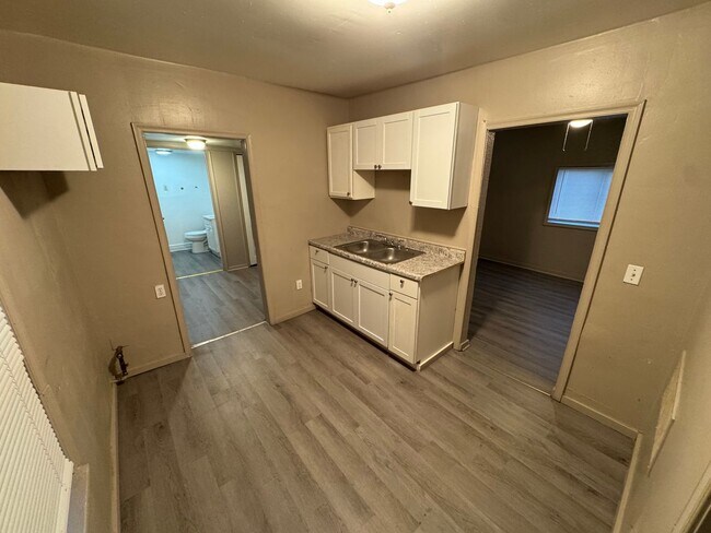 Building Photo - House 2BR/2BA