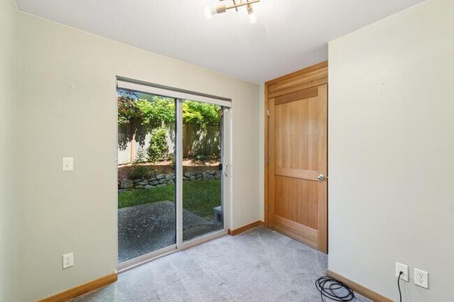 Building Photo - 3 bedroom in Seattle WA 98107