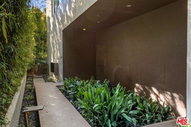 Building Photo - 1849 Fox Hills Dr