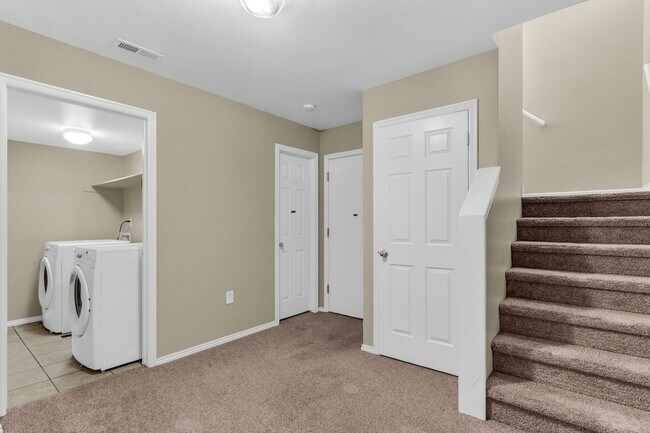 Building Photo - 3 Bed Draper Townhome with Views