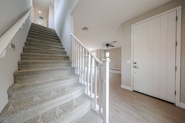 Building Photo - Move In Ready!stunning 3 bedroom, 2.5 bathroom home located in Phoenix!