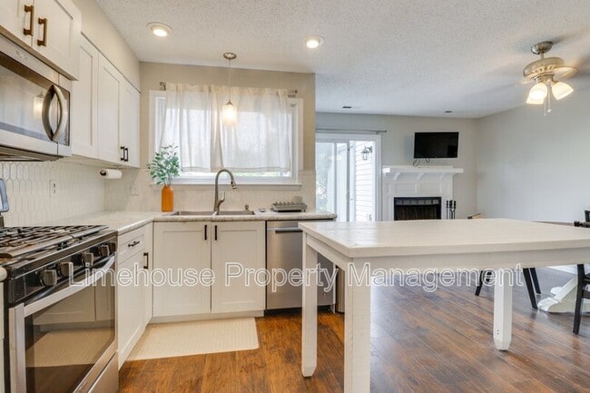 Building Photo - 749 Quesnel Dr