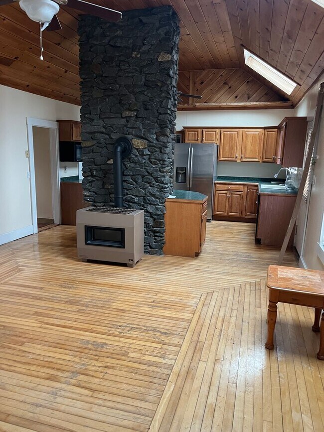 Building Photo - Sunny 2 Br / 1 BA Apartment in quiet area of Middleboro