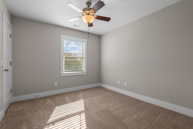 Building Photo - 2 Bedroom 2 Bathroom Town Home Close Proximity To Campbell