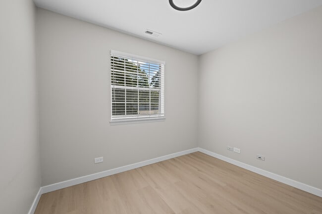 Building Photo - 556 E Shag Bark Ln