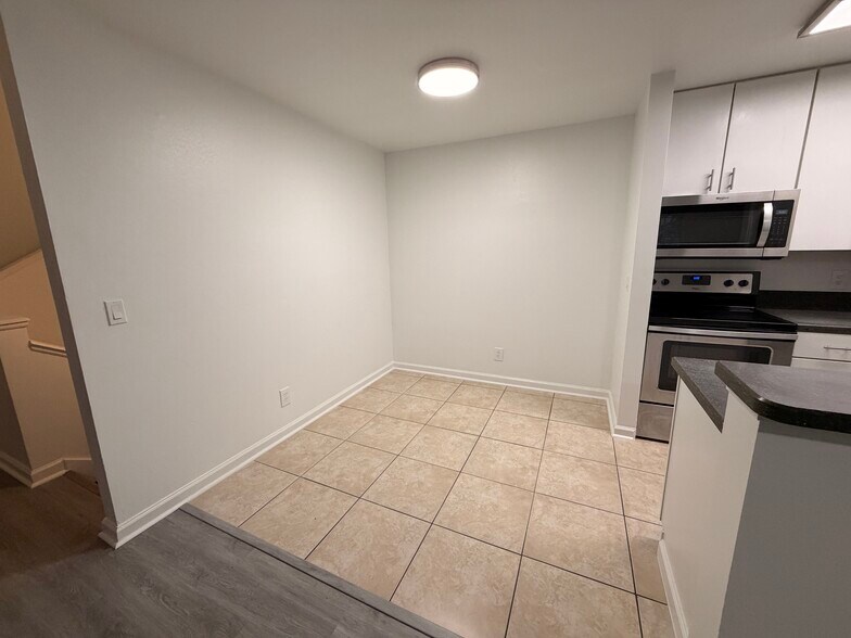 Building Photo - 6028 Westgate Dr