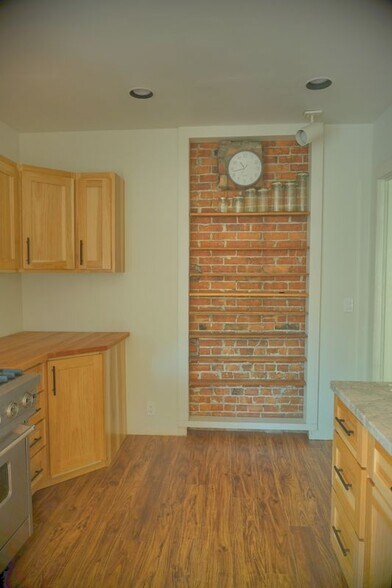 Building Photo - 489 Norwood Ave