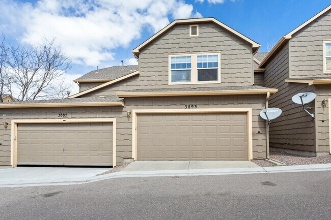 Building Photo - 3 Bedroom, 3 Bth Townhome with 2 Car Garage