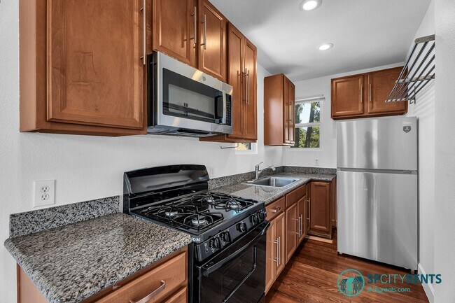 Building Photo - Bernal/St Mary's: Rare Remodeled Cottage w/ Washer/Dryer, Patio & Storage