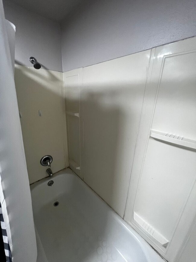 Building Photo - ALL utilities Included 2 Bedroom UNDER $1500