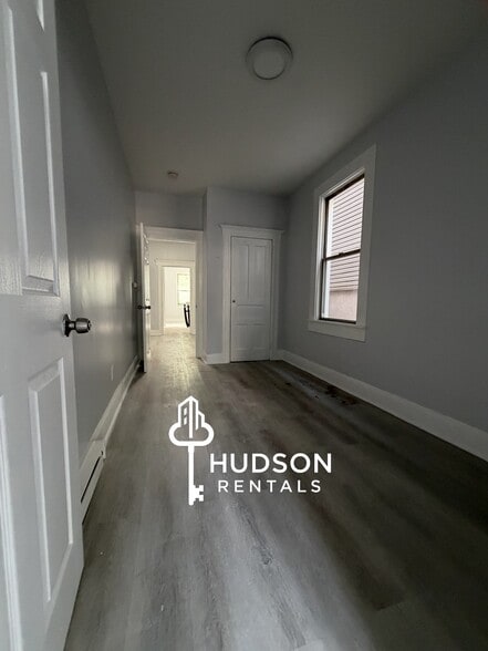 34 Clerk St 1R - 32 Clerk St