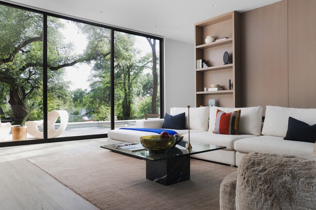 Building Photo - 2106 Matthews Dr