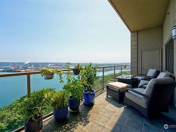 Building Photo - "Spacious 2-Bed, 3-Bath Sanctuary in Tacoma's Heart – 3,243 Sq Ft of Luxury Living!"