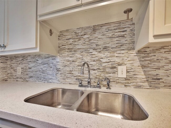 Building Photo - 600 19th St