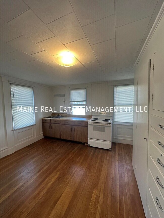 Building Photo - 200 Center St