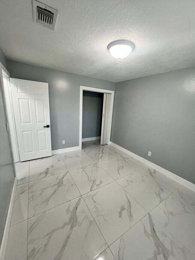 Building Photo - NEWLY RENOVATED 3 BEDROOM 2 BATH HOME- TIL...