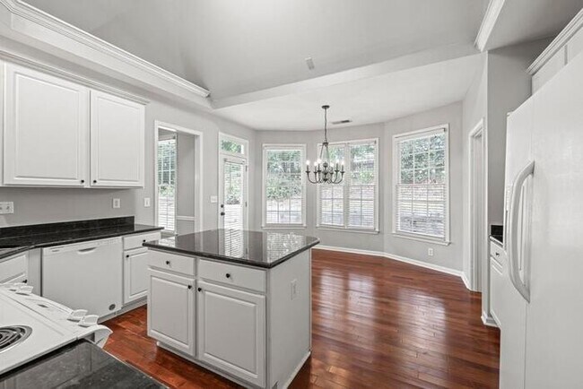 Building Photo - House 4 Beds 2 Baths