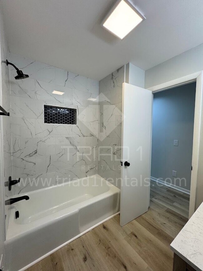 Building Photo - 2205 Hathaway Dr