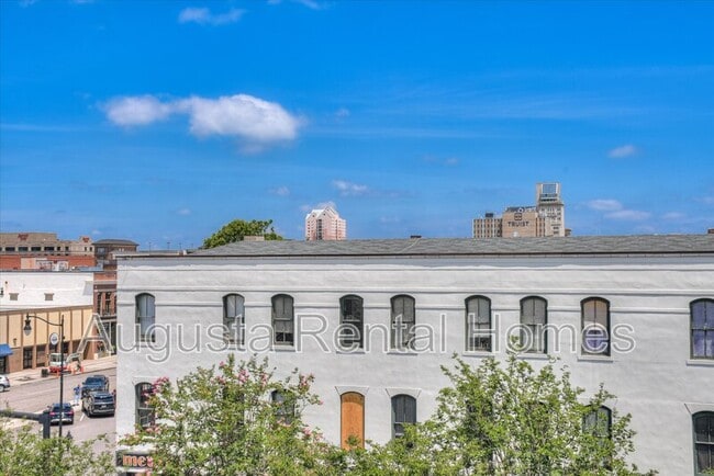 Building Photo - 1106 Broad St
