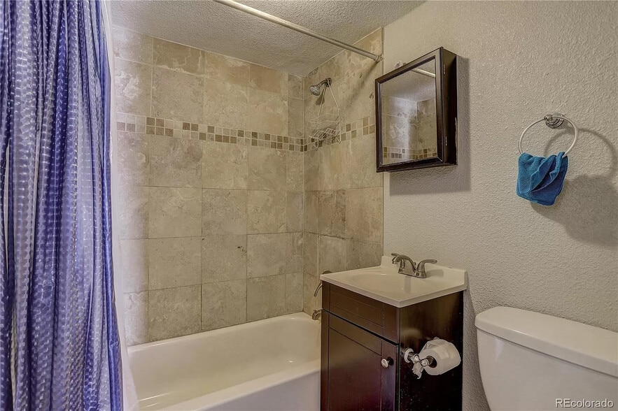 Full bath - 4161 Milwaukee St