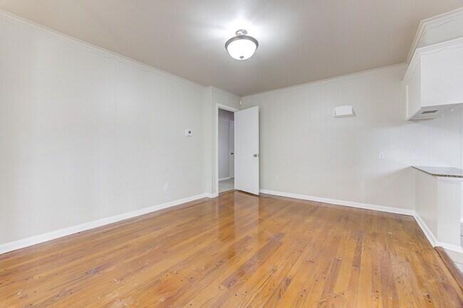 Building Photo - 5000 N Linn Ave