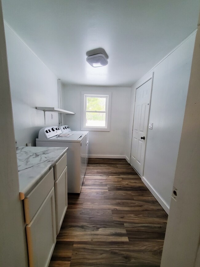 Laundry / Mud room to Garage - 624 E Lewis St