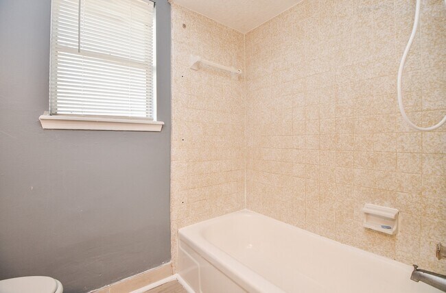 Building Photo - 12015 Osage Park Dr