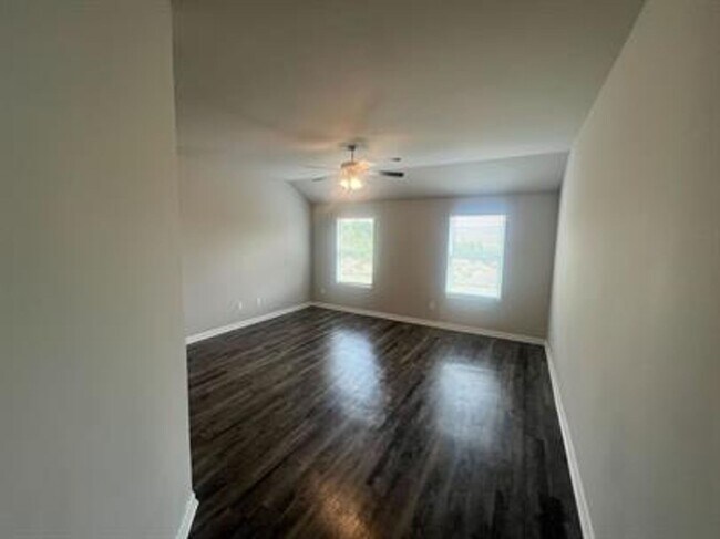 Building Photo - Modern 3-Bedroom Home with Spacious Backya...