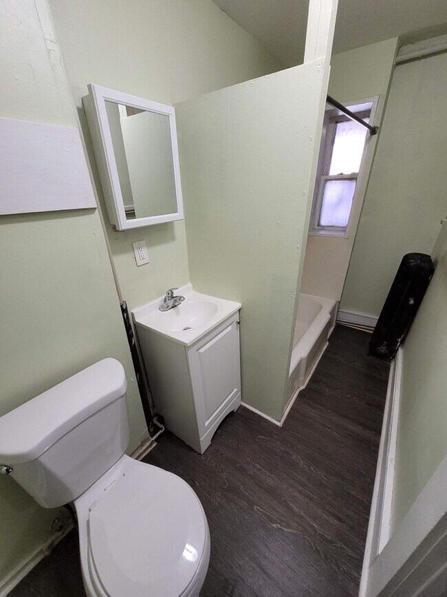 Building Photo - $975 - Efficiency Studio / 1 Bath in Downt...