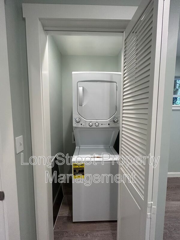 Building Photo - 1052 SW Western Blvd