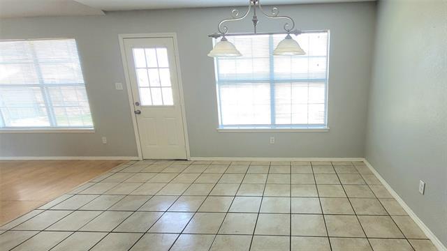 Building Photo - 865 W Lynn Creek Dr