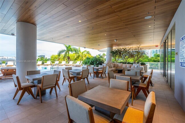 Building Photo - 2655 S Bayshore Dr