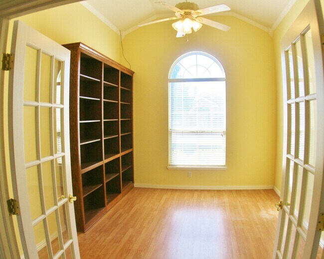 Building Photo - 4 Bed Home, 3 Car Garage! Zia School Distr...
