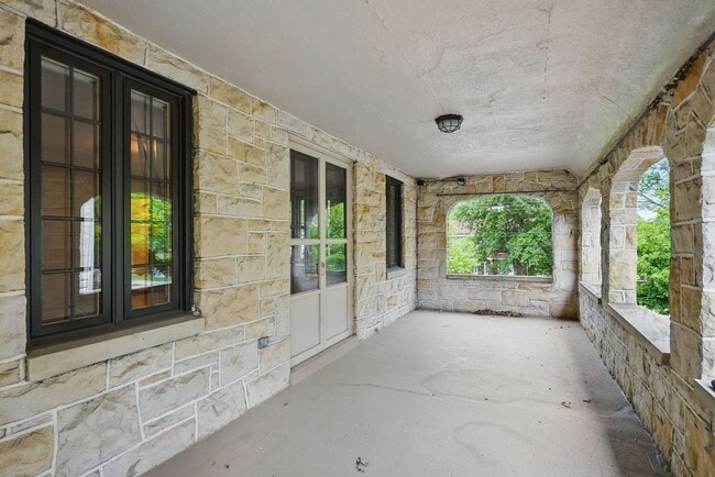 Building Photo - Charming 5 Bedroom, 3.5 Bathroom Home in M...